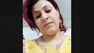 Stunning married bhabi masturbates and plays with her pussy