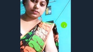 Watch a hot Indian bhabi show off her belly button in this video