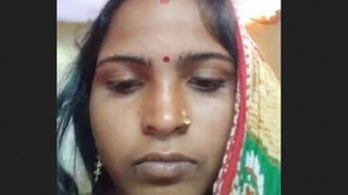 Indian bhabi masturbates with fingers in village video