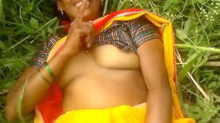 Bhabhi's outdoor boob show in Indian village