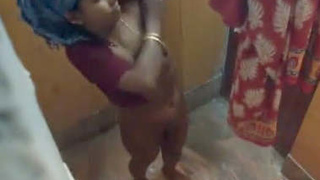 Hidden camera captures desi bhabhi's sexy bath time