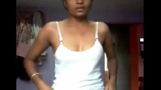 Indian girl strips naked and sends a selfie video to her boyfriend