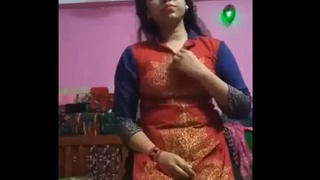 Bengali sex girl changes her mood with finger play