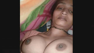 Bhabhi flaunts her body in video call