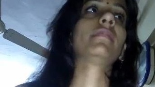 Desi Hindi woman shows off her natural beauty in hairy pussy video