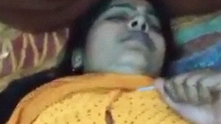 Watch a mature auntie in a yellow sari in this steamy video