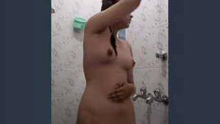 Desi babe in the bathroom - A steamy video