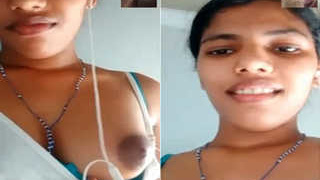 Amateur Indian girl flaunts her big boobs on Facebook