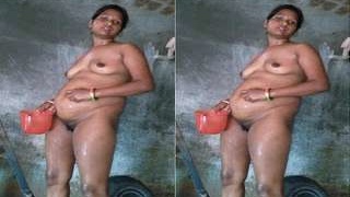 Village Bhabhi's private bathing session