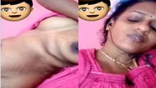 Indian bhabhi bares her breasts and pussy on video call