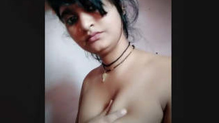 Desi girl's leaked MMS shows off her big boobs and sexy moves