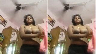 Exclusive video of a Desi Indian girl changing her clothes for the camera