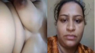 Desi bhabhi flaunts her body in exclusive video
