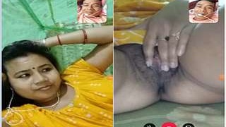 Horny Desi bhabhi masturbates on videocall
