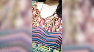 Indian busty hottie pleasures herself with a selfie video
