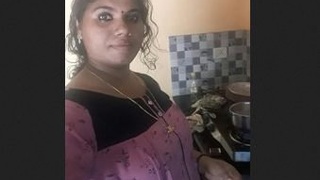 A mallu auntie flaunts her body in a video call