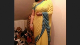 A Pakistani girl reveals her breasts and vagina in a video