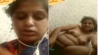 Horny Indian bhabhi masturbates on webcam