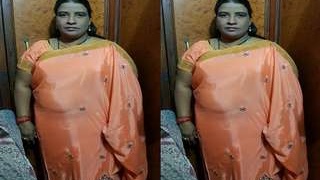 Randi Bhbahi from India strips down and gives a sensual blowjob to a customer