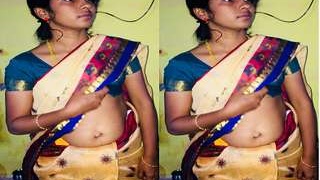 Tamil wife flaunts her body on video call