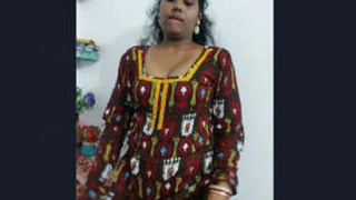 Horny Indian girl flaunts her pussy in a video