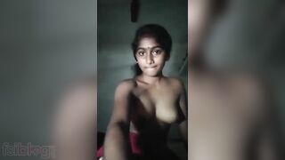Indian housewife flaunts her big boobs in amateur video