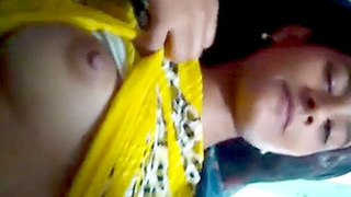 Yellow-clad Indian girl flaunts her boobs in a steamy video