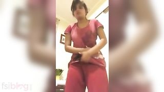 Kolkata babe with big love handles and shaggy fur pie gets naughty in video