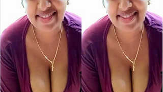 Indian babe flaunts her big boobs and pussy in amateur video