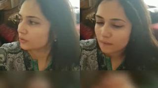 Desi x hottie sucks dick in leaked video