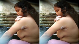 Exclusive video of indian bhabhi bathing in hidden camera