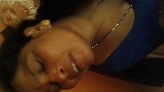 Desi aunty gets naughty in Bhojpuri sex video