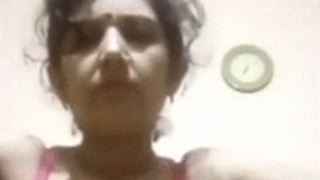 Bangalore aunty Sada flaunts her body in live sex video