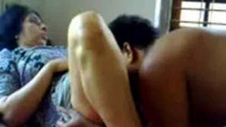 Bhabhi gives oral and penetrates in this hot video
