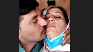 Romantic Pakistani Aunty and Neighbor Uncle in a Steamy Video