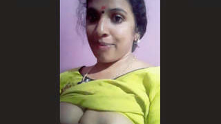Aunty Mallu flaunts her breasts in a naughty video