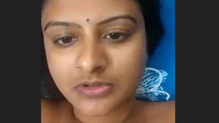 Horny bhabhi shows off her incredible beauty in steamy video