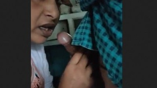 Desi Aunty Randi gives a clear-speaking blowjob in Hindi