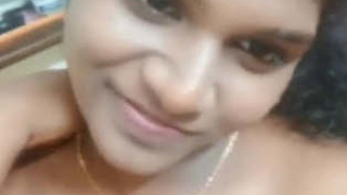 Tamil girl flaunts her big boobs in a revealing video