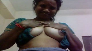 Tamil aunty's nude chicken farming and boob play