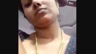 Mallu bhabhi flaunts her breasts in MMS video