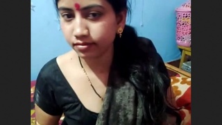 Stunning Indian bhabhi in a steamy video