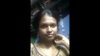 Indian girl changes her dress in MMS video