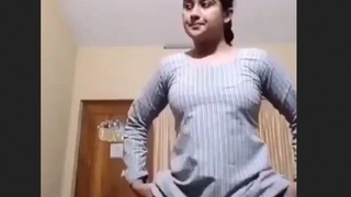 Indian bhabi seductively unlocking her dress