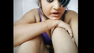 Indian girl shows off her beautiful pussy in a seductive video