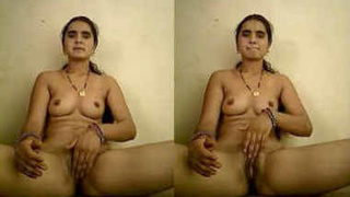 Married Indian wife pleasures herself with her fingers