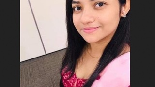 Hot teen Heena gets naughty in a steamy video