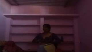 Desi aunty in saree gets naughty in hidden camera video