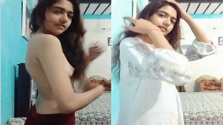 Indian babe flaunts her big boobs in exclusive porn video