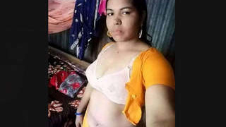 Aunty's part revealing outfit in erotic video